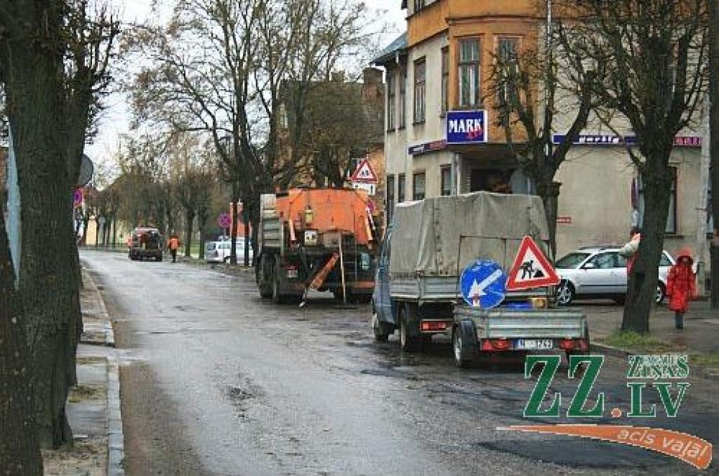 Šodien turpina lāpīt Raiņa ielu