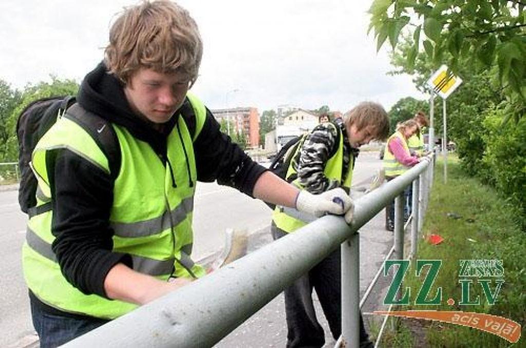 Skolēniem darbu nesola
