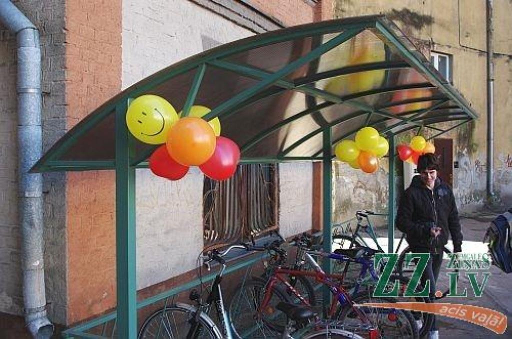 Ērtības lasītkārajiem velosipēdistiem pie bibliotēkas