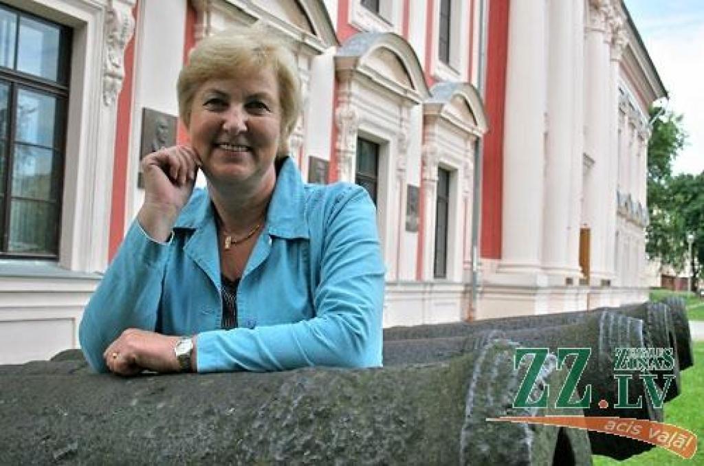 Muzeja direktorei lielas parādsaistības