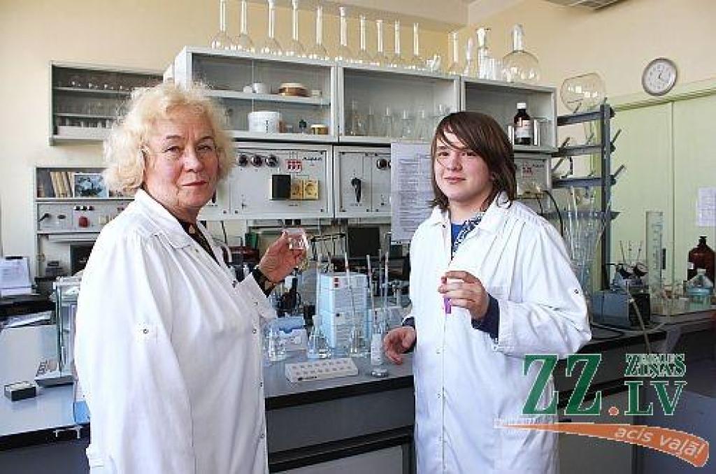 Jelgavnieks izmēģina ķīmiķa profesiju «Grindeks» Profesiju dienās skolēniem