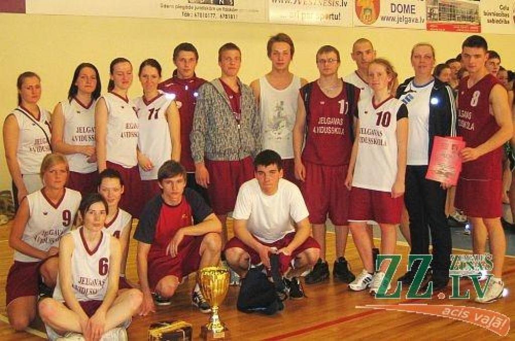 Stafetēs «Lielā balva» uzvar 3.pamatskola, Valsts ģimnāzija un 4.vidusskola (ar foto)