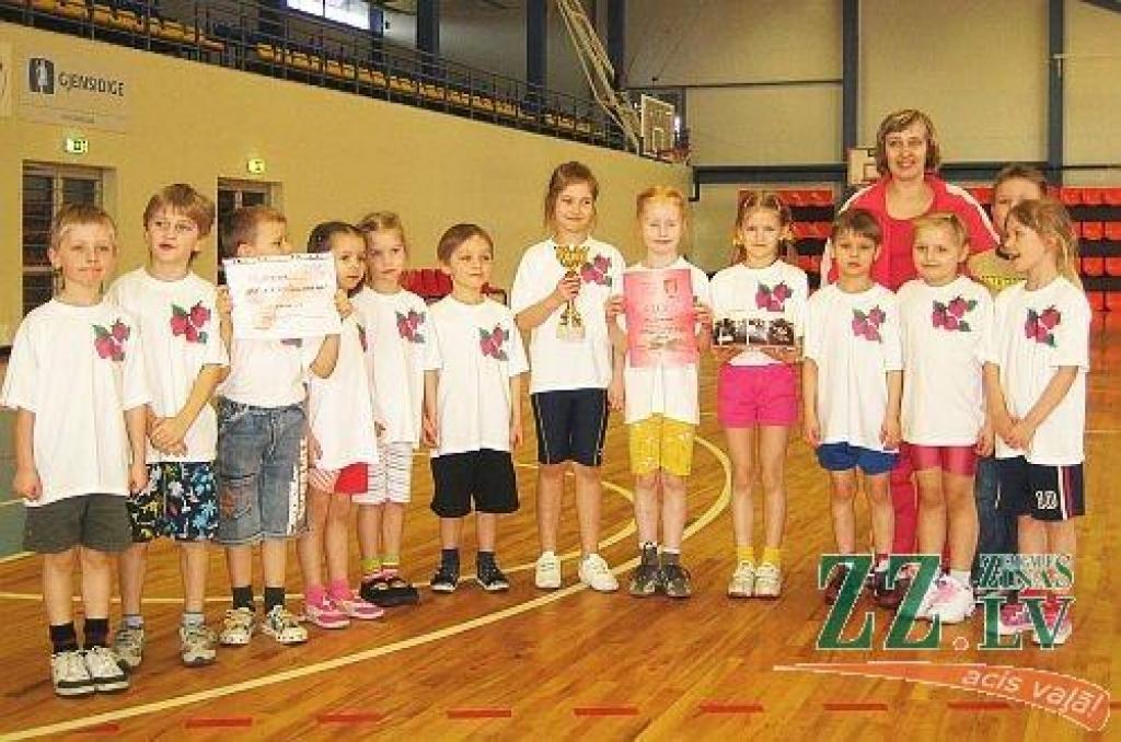 Pirmsskolnieku sacensībā «Lielo balvu» izcīna «Zemenītes» komanda (ar foto)