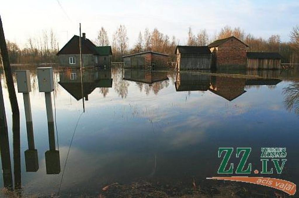 Lielupe atkāpjas, bet pali turpina appludināt teritorijas (ar foto)