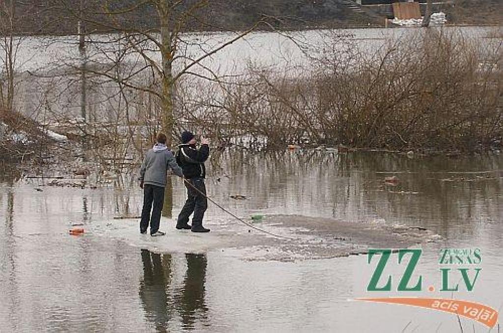 Aculiecinieka foto: pusaudži pārgalvīgi vizinās uz ledus gabaliem