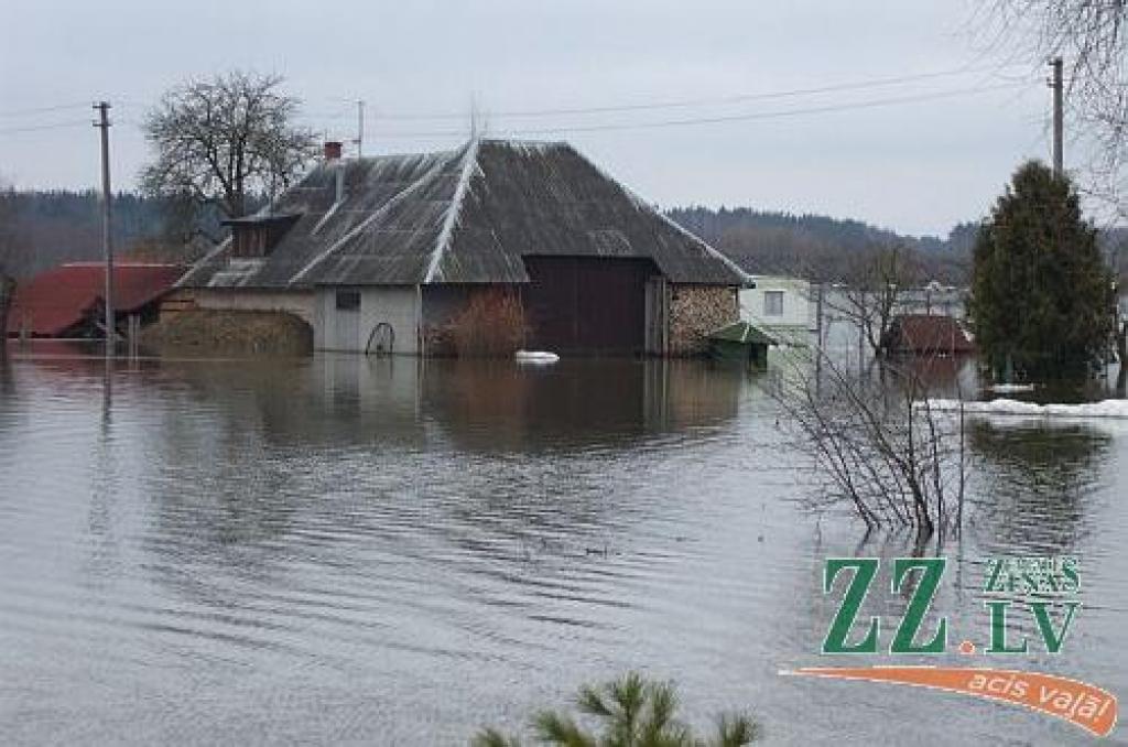 Ap 450 klientu aizvien bez elektrības; «Latvenergo» darbus bremzē Jelgavas dienestu brīvdienas (ar foto)