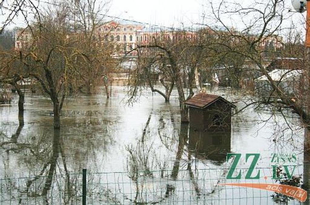 Lielupē ūdens līmenis turpina kristies; brīvdienās - vidēji silts laiks un bieži līs