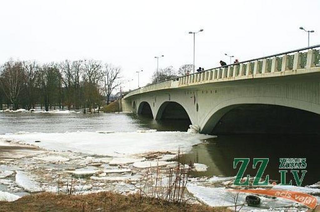 Jelgavas pašvaldība un meteorologi ūdens līmeni pieraksta pēc atšķirīga kritērija