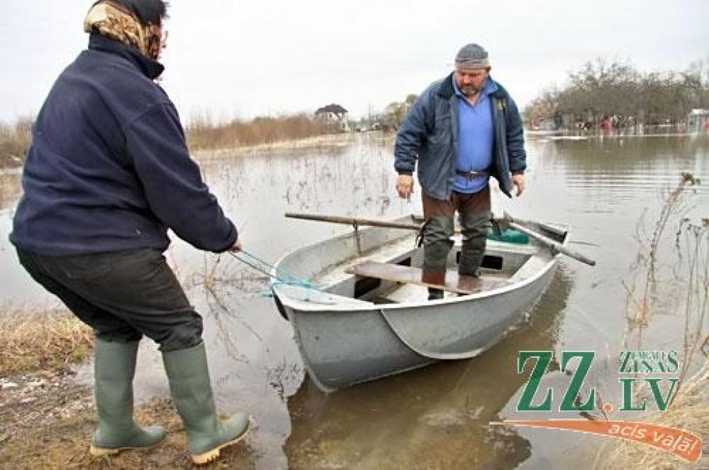 Kalnciemā ar bažām gaida ledus iešanu (ar foto)
