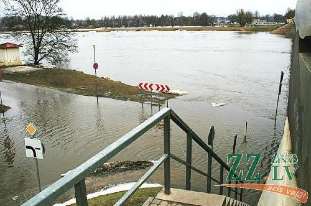 Jelgavā dienas laikā ūdens līmenis Lielupē cēlies par 10 centimetriem