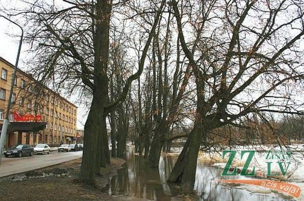 Lielupes līmenis turpina augt; slēgta daļa Čakstes bulvāra