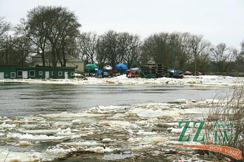 Ledlauzim izdevies tikt Buļļupē, VUGD domā par sēkļa spridzināšanu (ar foto)