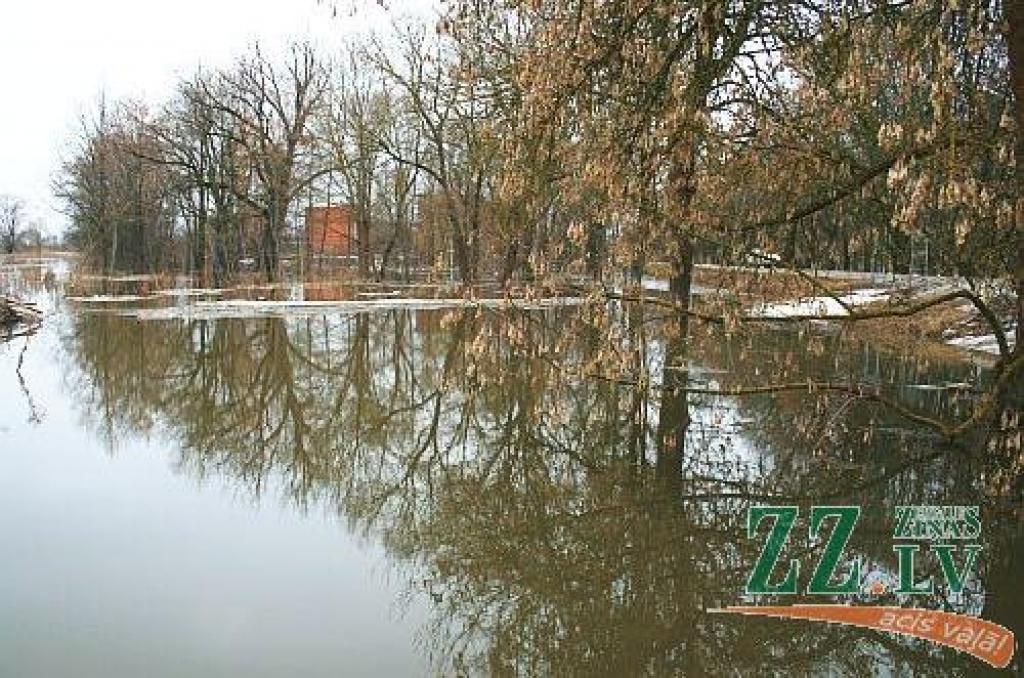 Kalnciemā sakustējies ledus