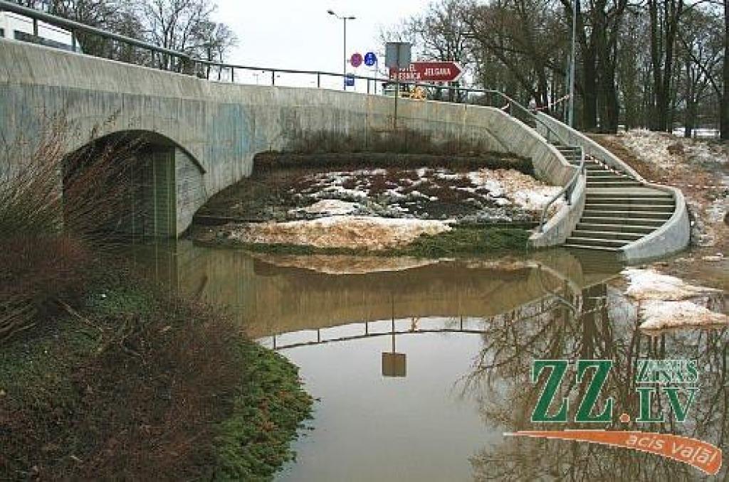 Jelgavā ūdens līmenis Lielupē sasniedzis 322 centimetrus (ar foto)
