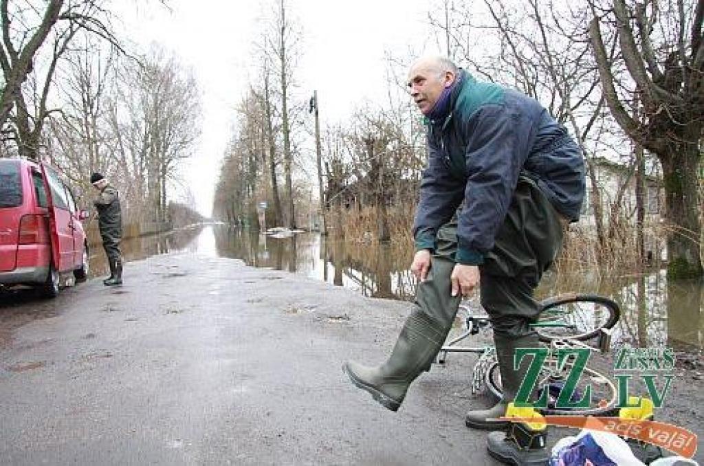 Ūdens ieskautās mājas cilvēki atstāj nelabprāt (ar foto)