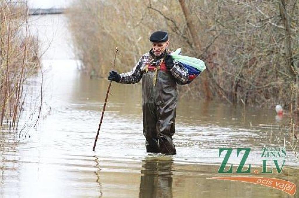 Ceturtdaļa Jelgavas zem ūdens; slēgta Uzvaras iela un parks (ar foto)
