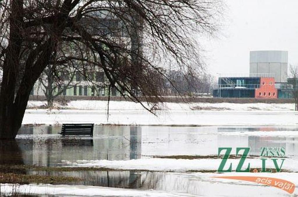 Pie Staļģenes Lielupes līmenis krītas, pie Jelgavas - ceļas