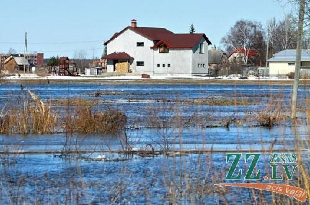 Jelgavā applūst mājokļu pagalmi