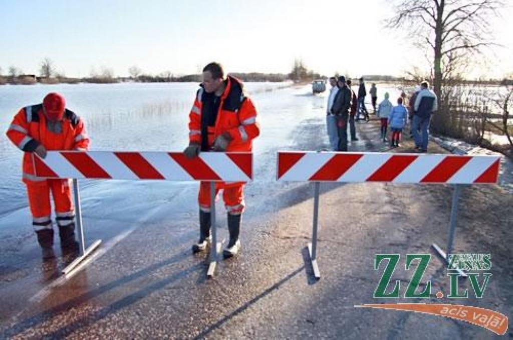 Šoseja uz Zaļeniekiem aizvien slēgta; apbraukšanas virzienus norāda ceļazīmes