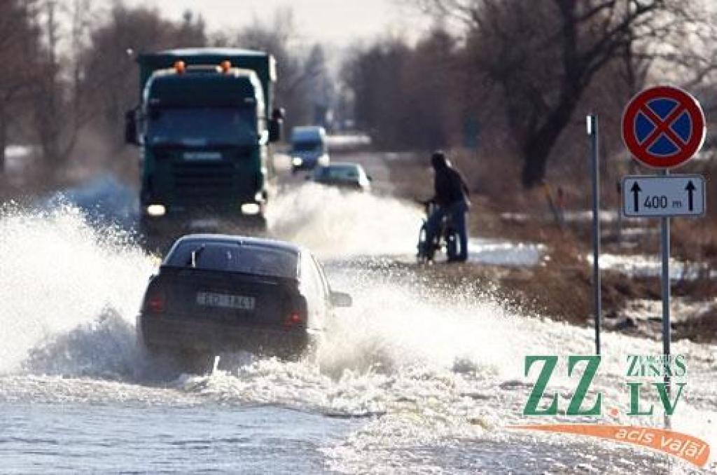 Slēgts ceļš uz Zaļeniekiem; sabiedrisko transportu virza pa apvedceļiem (ar foto)