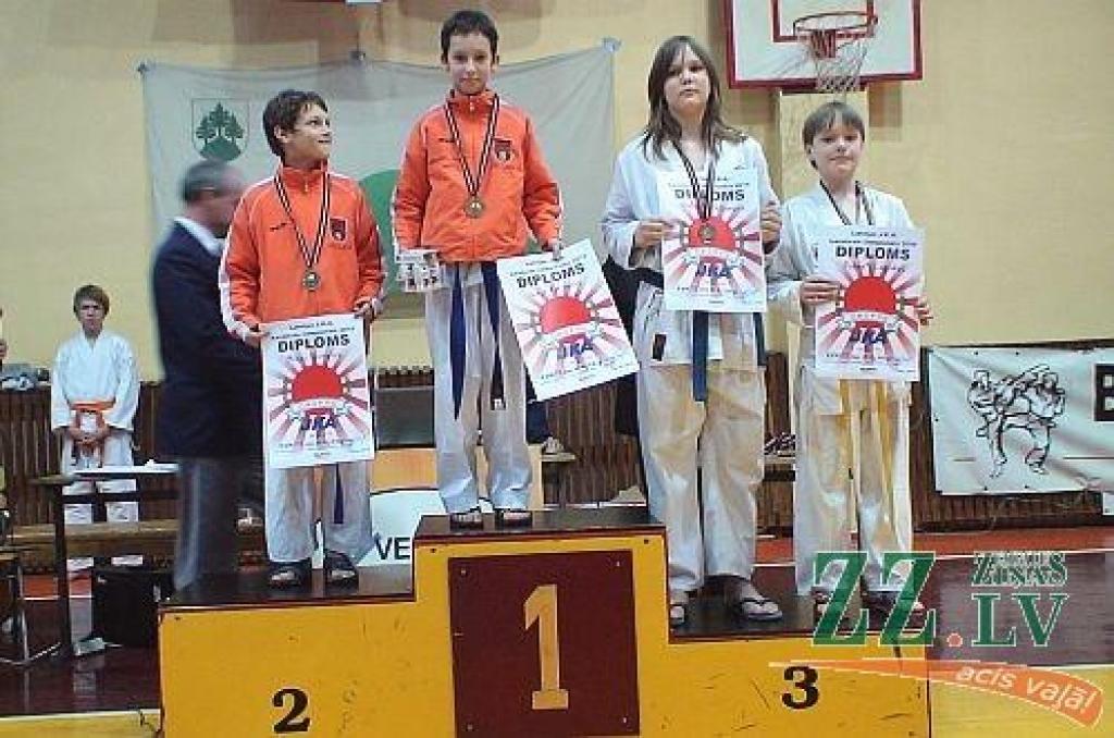 Karatistiem medaļu birums Latvijas JKA čempionātā