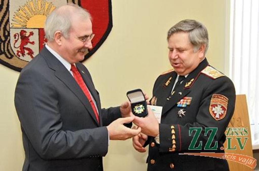 Rāviņam pasniegts Ukrainas Kazaku Slavas krusts (ar foto)