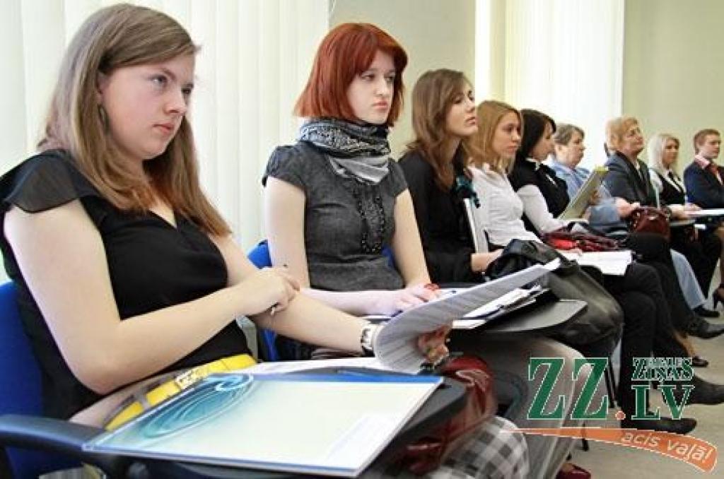 Skolēni prezentē pētījumus par zinātni un pilsētu (ar foto)