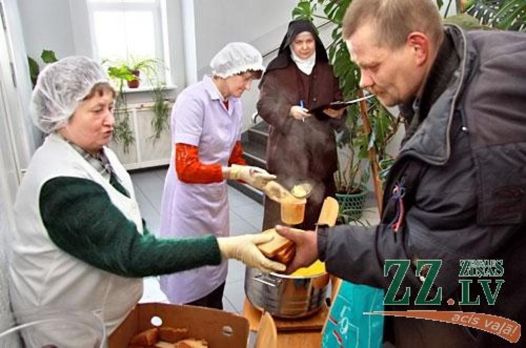 Baznīcas turpina barot trūkumcietējus uz sava rēķina