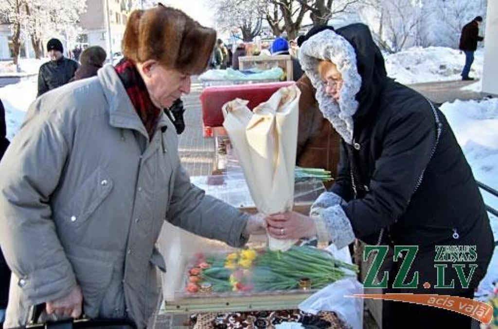 Vairākums sieviešu Latvijā priecātos par 8.martā saņemtiem apsveikumiem un ziediem (ar foto)