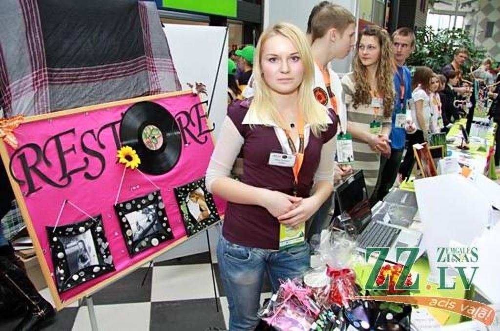 Skolēni sacenšas pārdošanas spējās (ar foto)