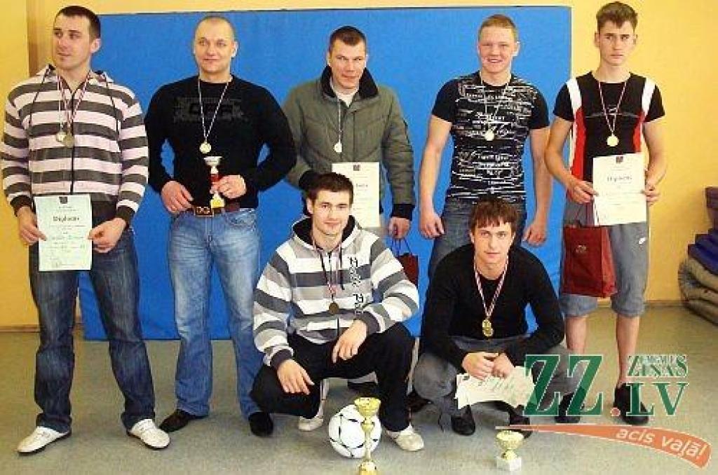 Pauerliftings. Līvbērzē spiež svaru stieni