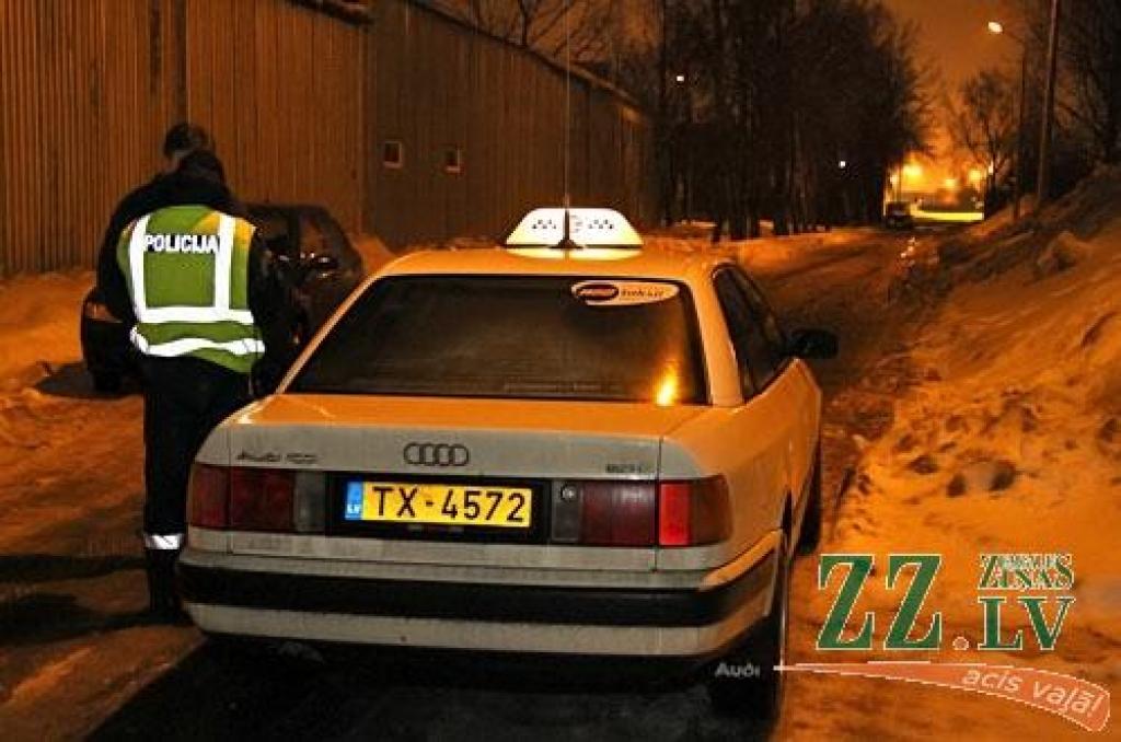 Taksometru bez apskates stūrējis policists
