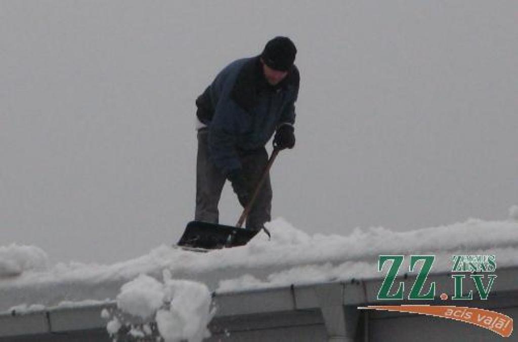 No jumtiem krītošā ledus un slideno ietvju dēļ vakar Latvijā cietuši 14 cilvēki