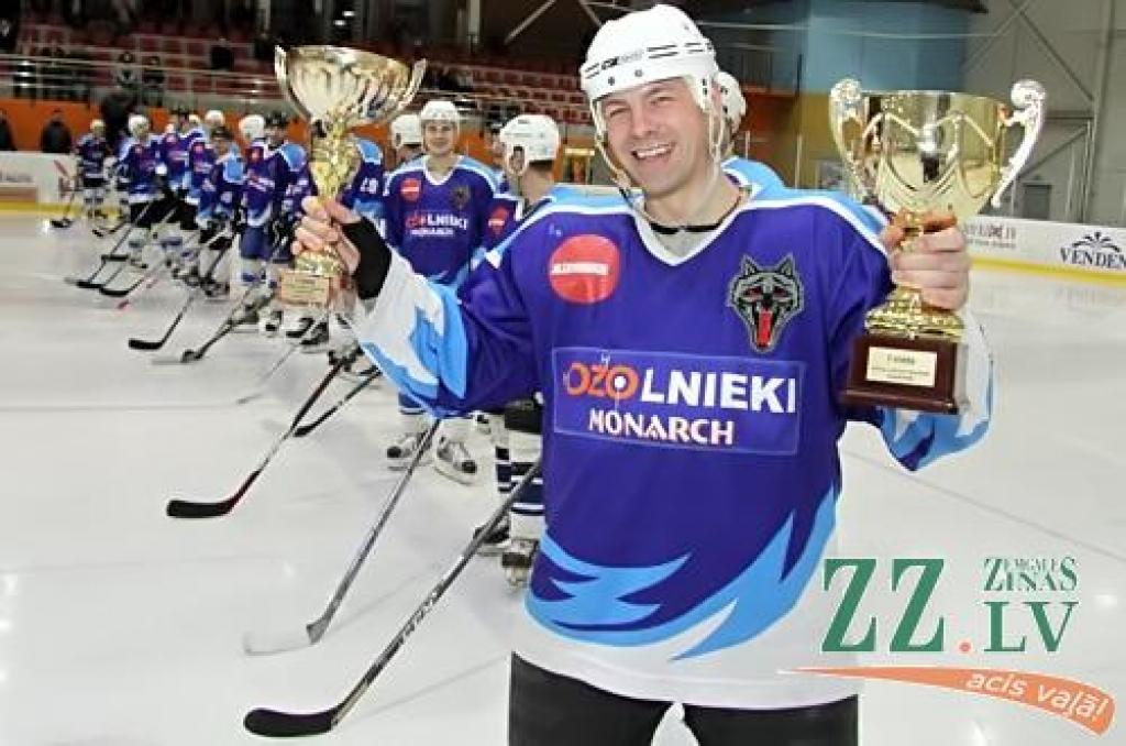 «Ozolnieki/Monarch» saņem čempionu kausu