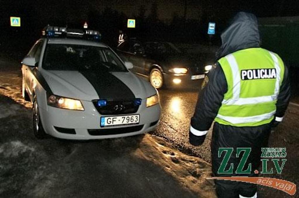 Policisti nakts reidā dzenas pakaļ dzērājšoferim bez tiesībām (ar foto)