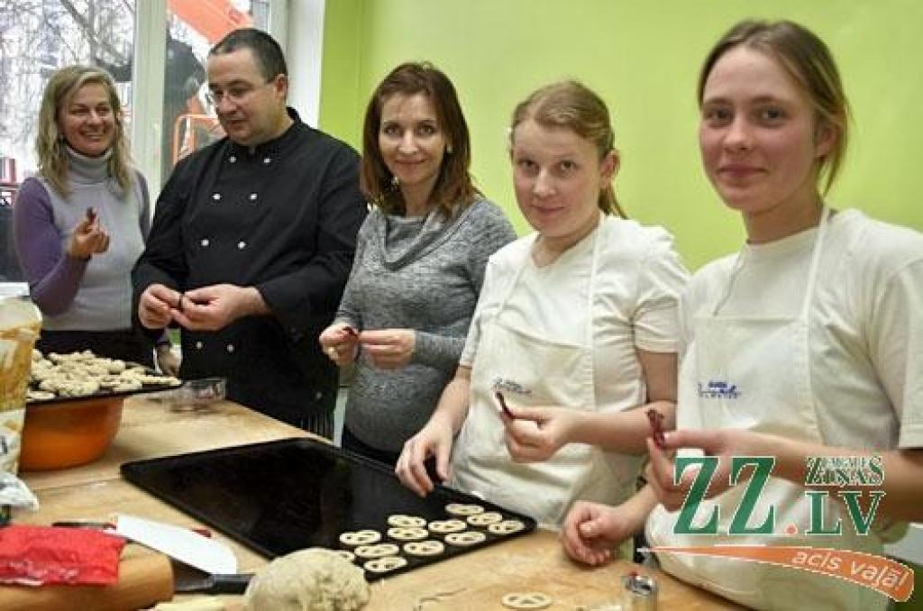 Amatu vidusskolā meklē īpašu rožu garšu Rundāles pilij (ar foto)