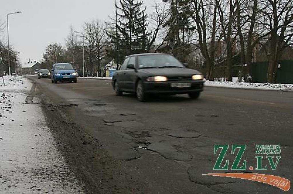 Par pieciem miljoniem gatavojas rekonstruēt Dobeles šoseju līdz pilsētas robežai