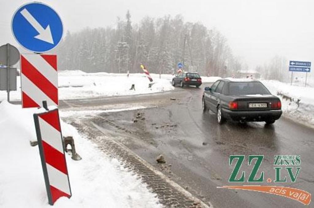 Betona barjeras uz apvedceļa pie Brankām vēl paliks