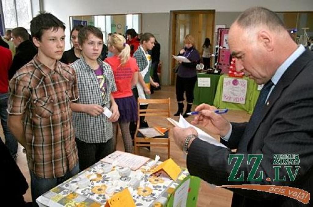 Skolēni piedāvā mīļas dāvaniņas (ar foto)