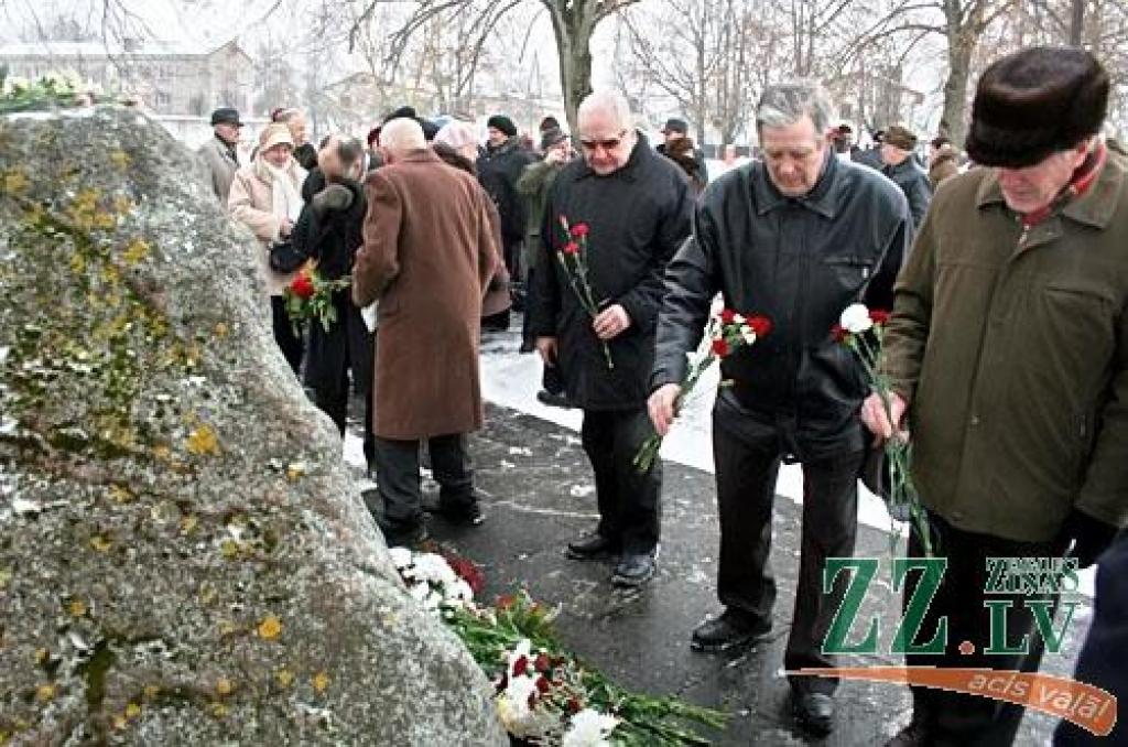 Piemin 1945.gada komunistisko represiju upurus (ar foto)
