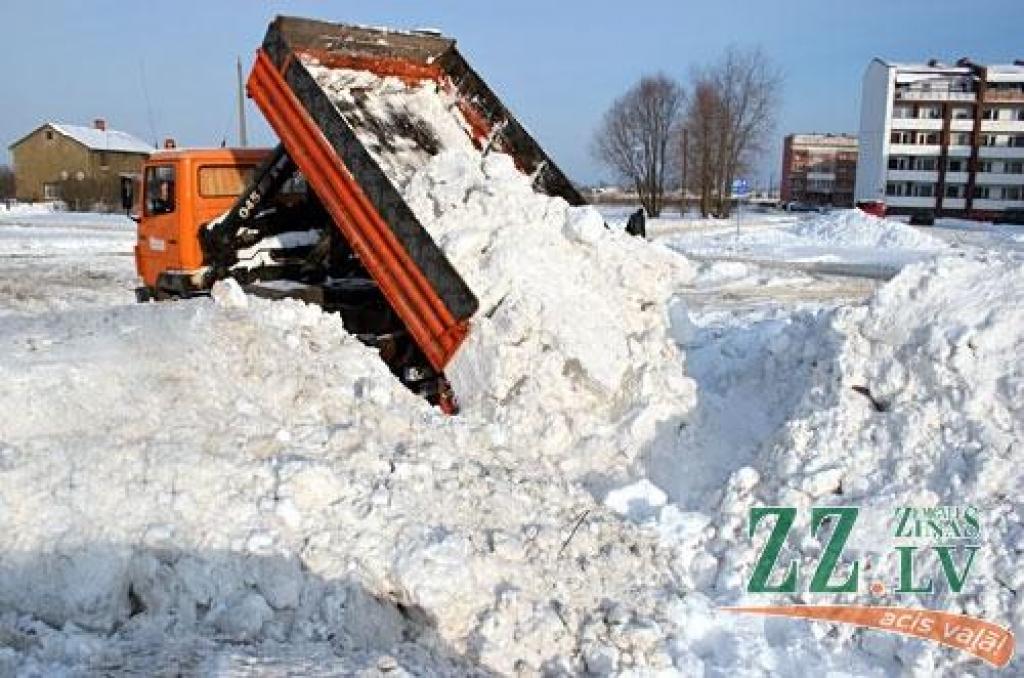No pilsētas izved sniegu (ar foto)