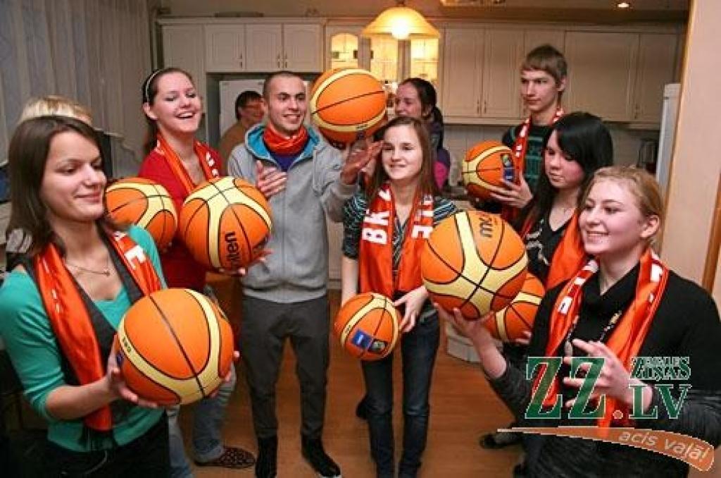 SOS mājas jaunieši saņem basketbola bumbas (ar foto)