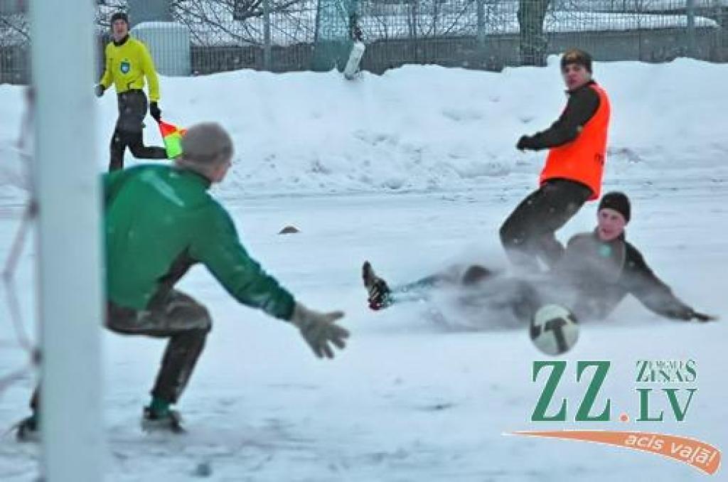 Futbols. Sniegotā pārbaudes spēlē FK «Jelgava» vinnē FS «Metta/LU» (ar foto)