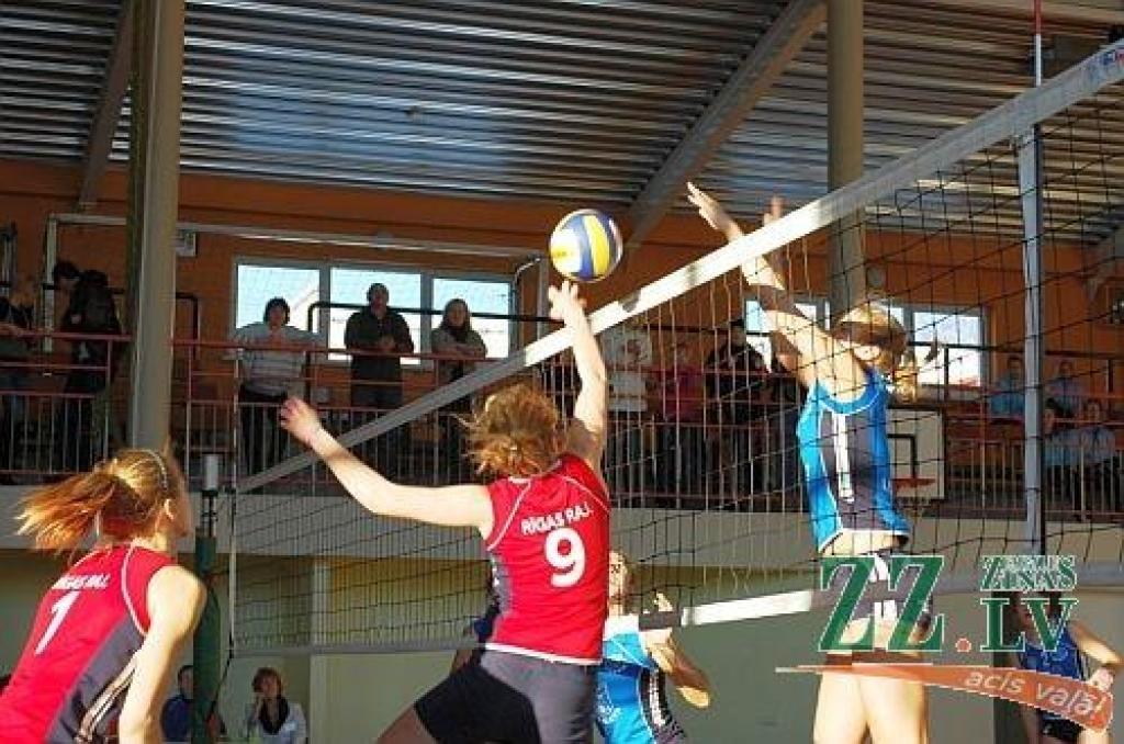 Dāmu volejbols. Čempionu cienīgs sākums (ar foto)