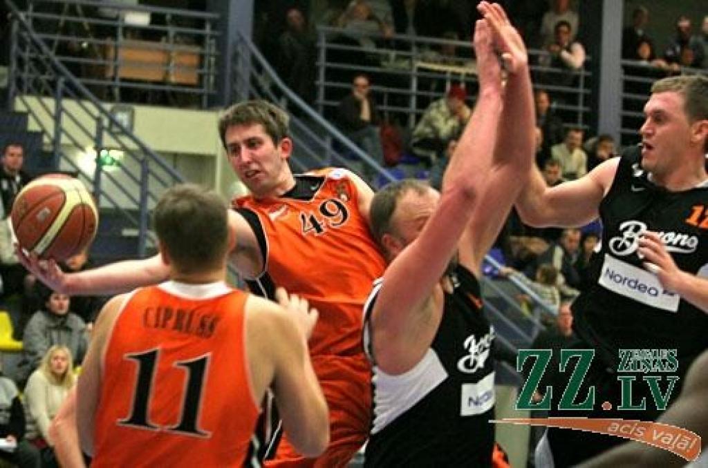 Basketbols. Knapi zaudējot, «Zemgale» liek «Baronam» nervozēt (ar foto)