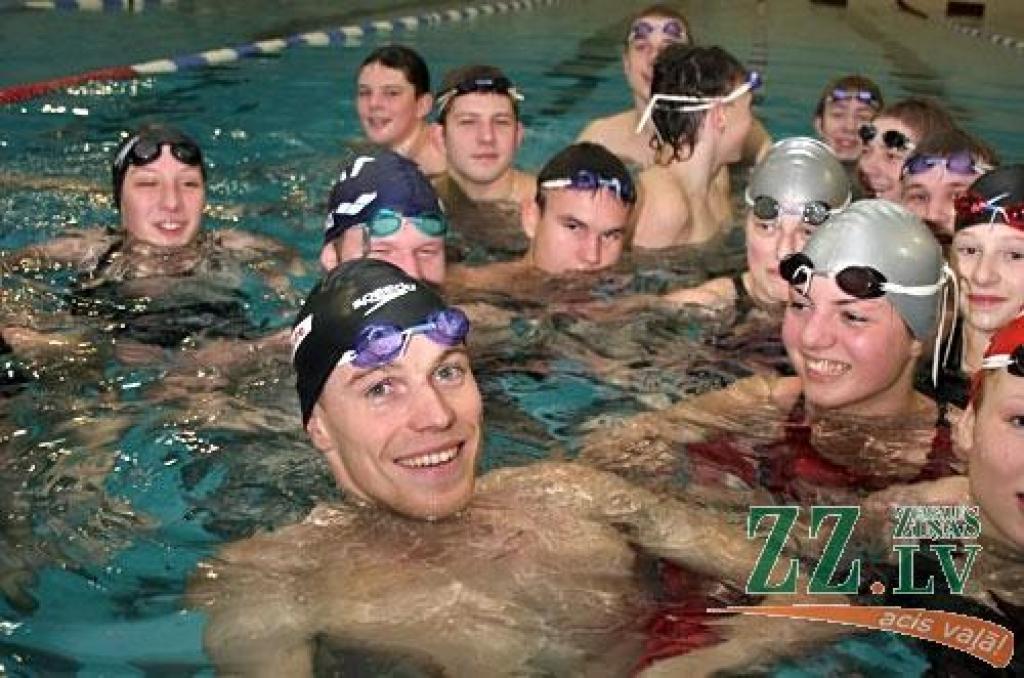 Latvijas rekordists Andrejs Dūda pēc Eiropas čempionāta viesojas savā sporta skolā