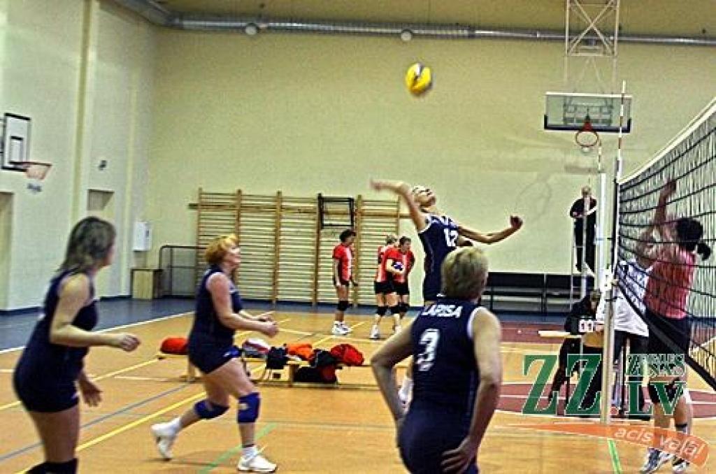 Sadalītas godalgas «Saulgriežu» volejbola turnīrā veterāniem (ar foto)