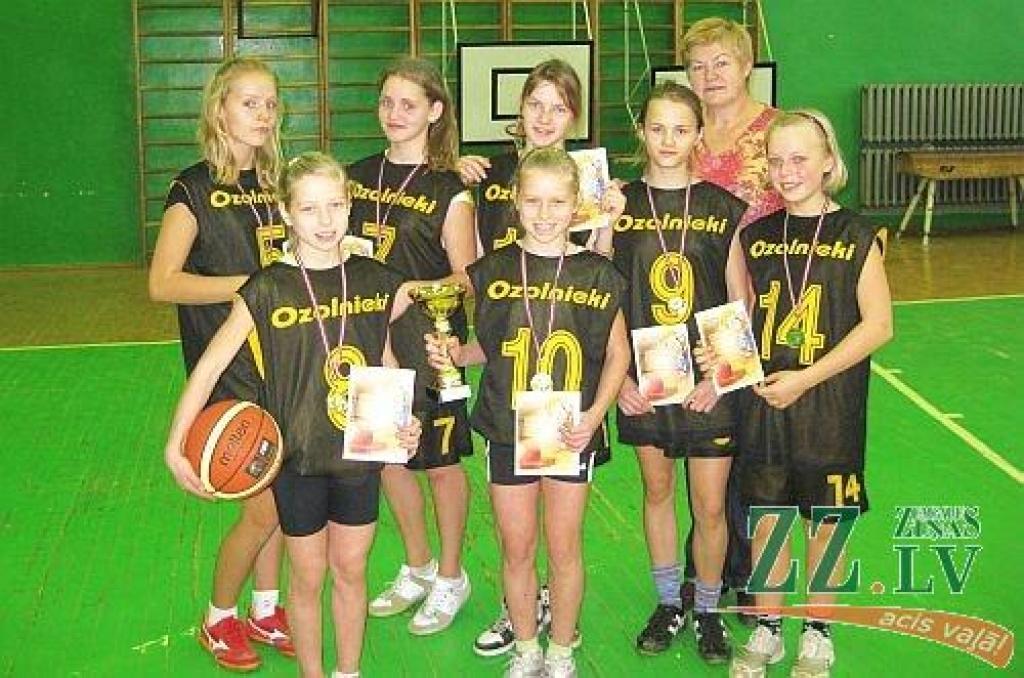 Kausi Ozolnieku vidusskolas jaunajiem basketbolistiem