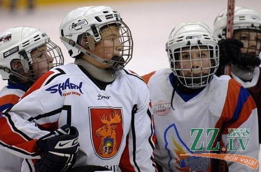 Jelgavas jaunie hokejisti saņem dāvanu no NHL