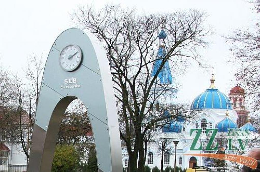 Šonakt pulkstenis jāpagriež par stundu atpakaļ